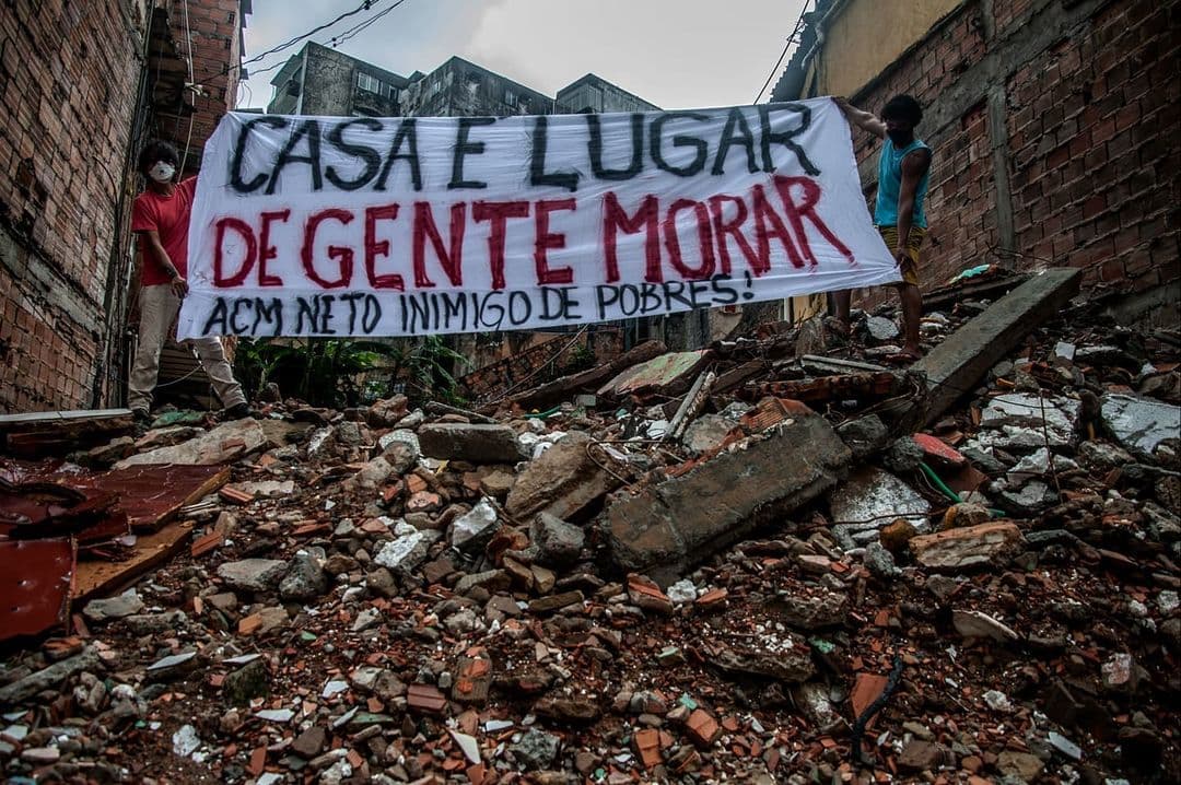 Protesto sobre os escombros das casas, destruídas para construção de shopping em Salvador