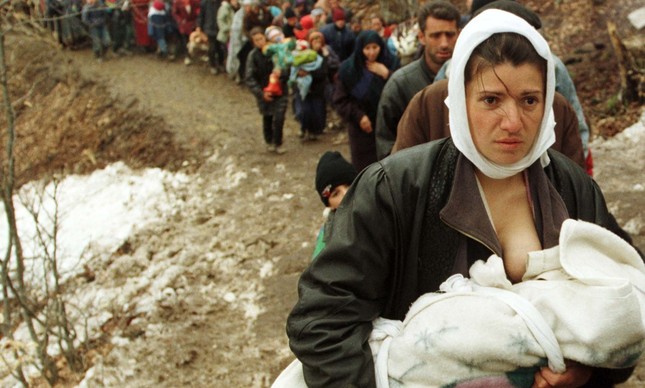 Em março de 1999, mulher de origem albanesa amamenta bebê em fuga para Macedônia Foto Reuters
