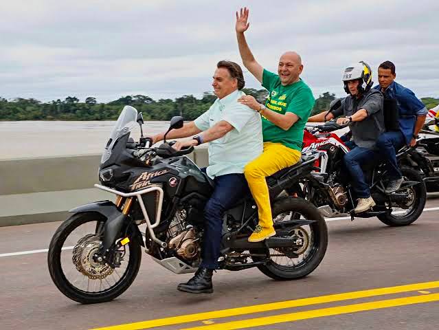Bolsonaro em motociata com Luciano Hang, um dos empresários do grupo - Foto: Anderson Riedel/ Planalto