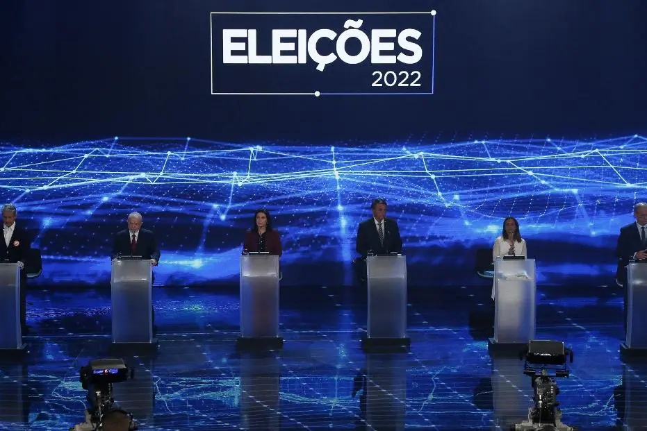 Debate contou com a participação de todos os candidatos com representação no Congresso Nacional — Foto: Miguel SCHINCARIOL / AFP
