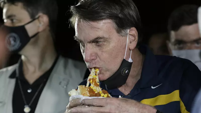 Bolsonaro comendo sanduíche - Foto: Dida Sampaio / Estadão Conteúdo