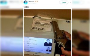 Na eleição de 2018, eleitores de Bolsonaro postaram imagens de armas na cabine de votação - Foto: Reprodução/Divulgação