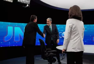 Bolsonaro chega para entrevista com William Bonner e Renata Vasconcellos no Jornal Nacional