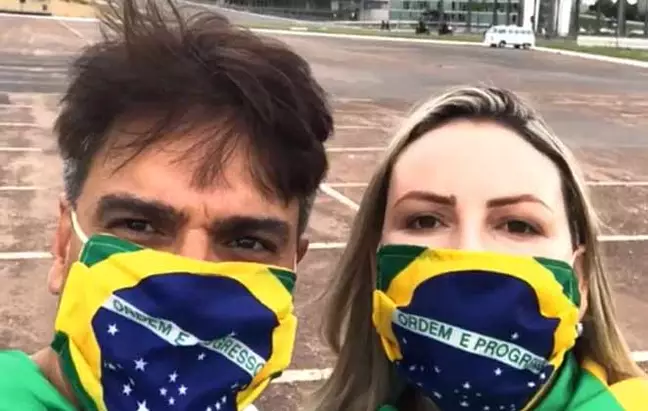 Guilherme de Pádua com a mulher durante ato pró-Bolsonaro em Brasilia, em 2020 Foto: Instagram / Reprodução