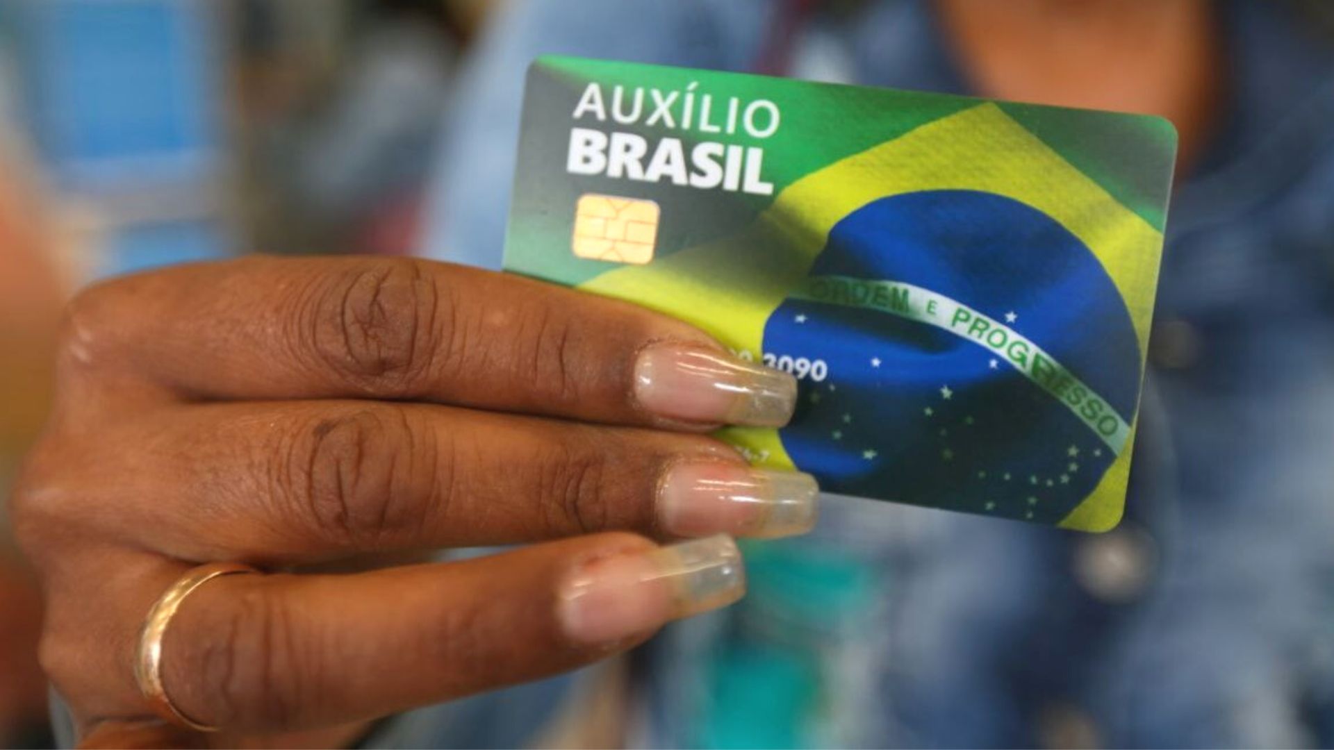 O novo cartão do Auxílio Brasil traz uma bandeira do Brasil, símbolo da campanha de Bolsonaro [Foto: Divulgação]