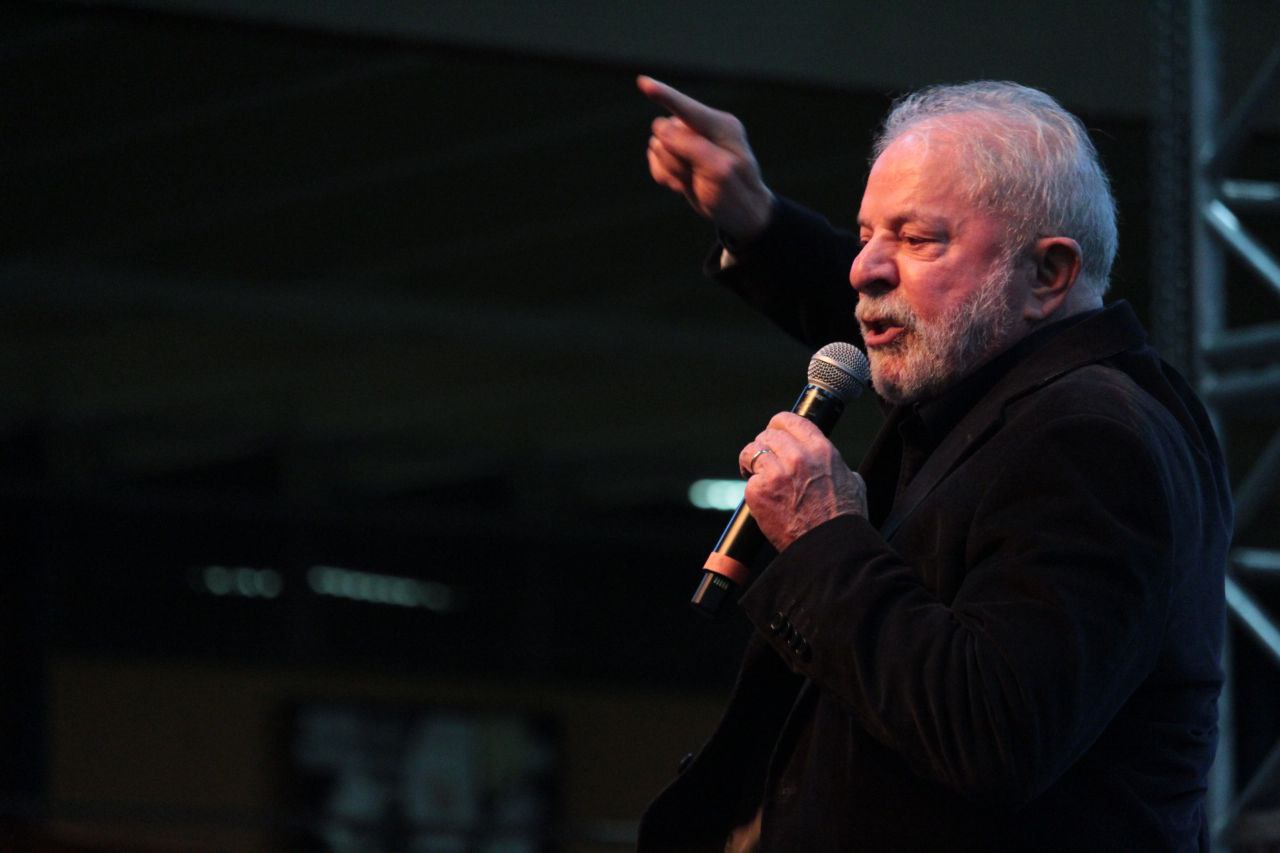 Lula discursa para multidão de estudantes