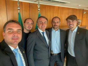 Bolsonaro e seus filhos - Foto: Reprodução