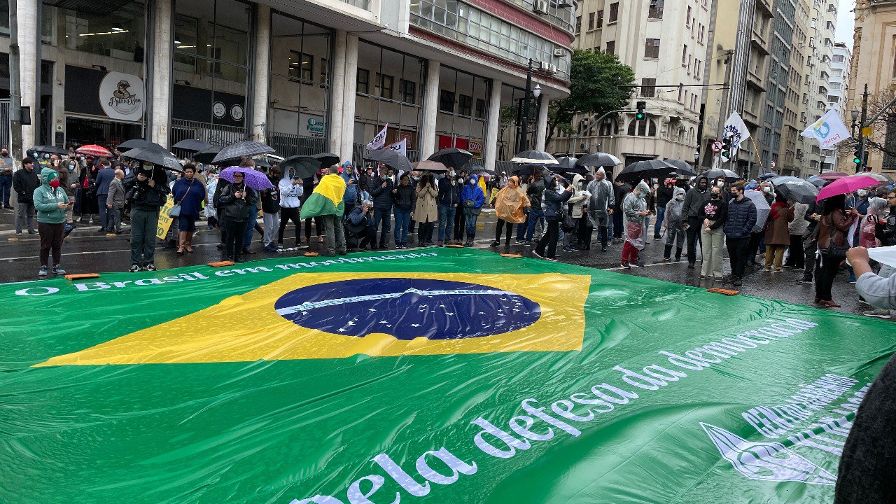 Bandeira do Brasil é estendida no Largo São Francisco - Foto: Gabriel Tavares