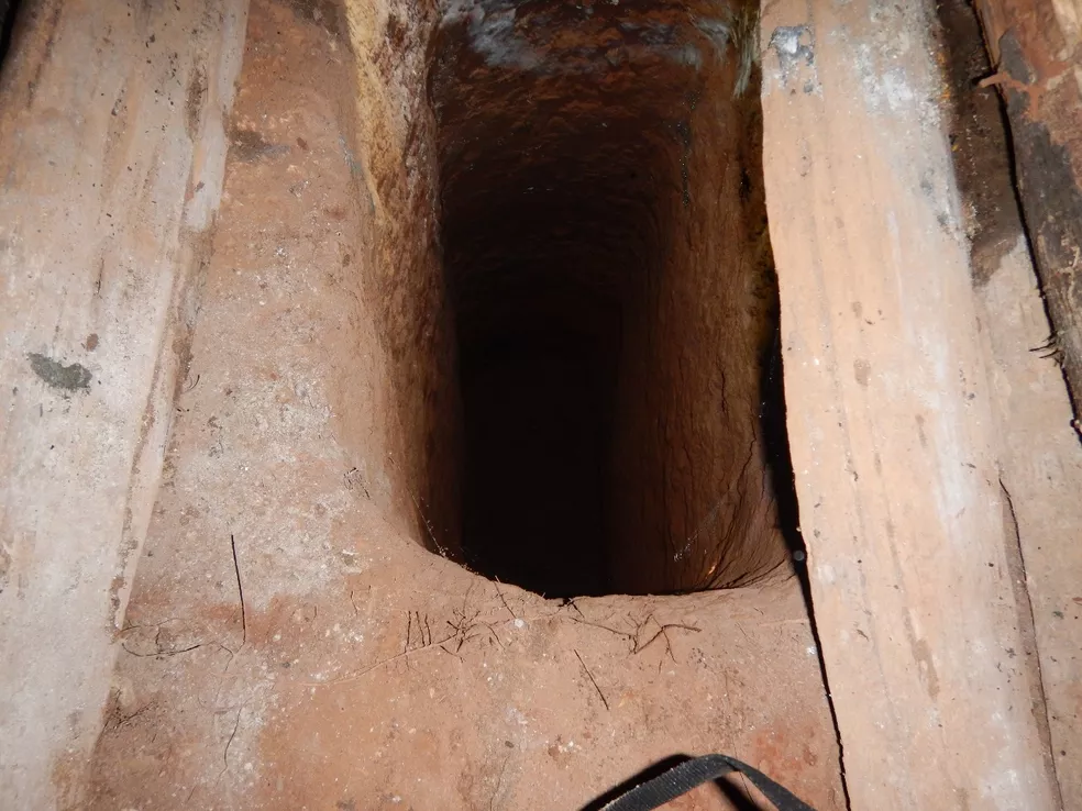 O buraco que ele escavou em todas as casas que construiu - Foto: reprodução Funai