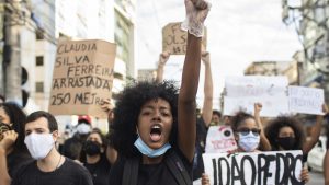 Protesto contra o racismo em São Gonçalo, no Rio, onde o adolescente João Pedro, de 14 anos, foi morto baleado pela polícia. foto: reprodução /Silvia Izquierdo