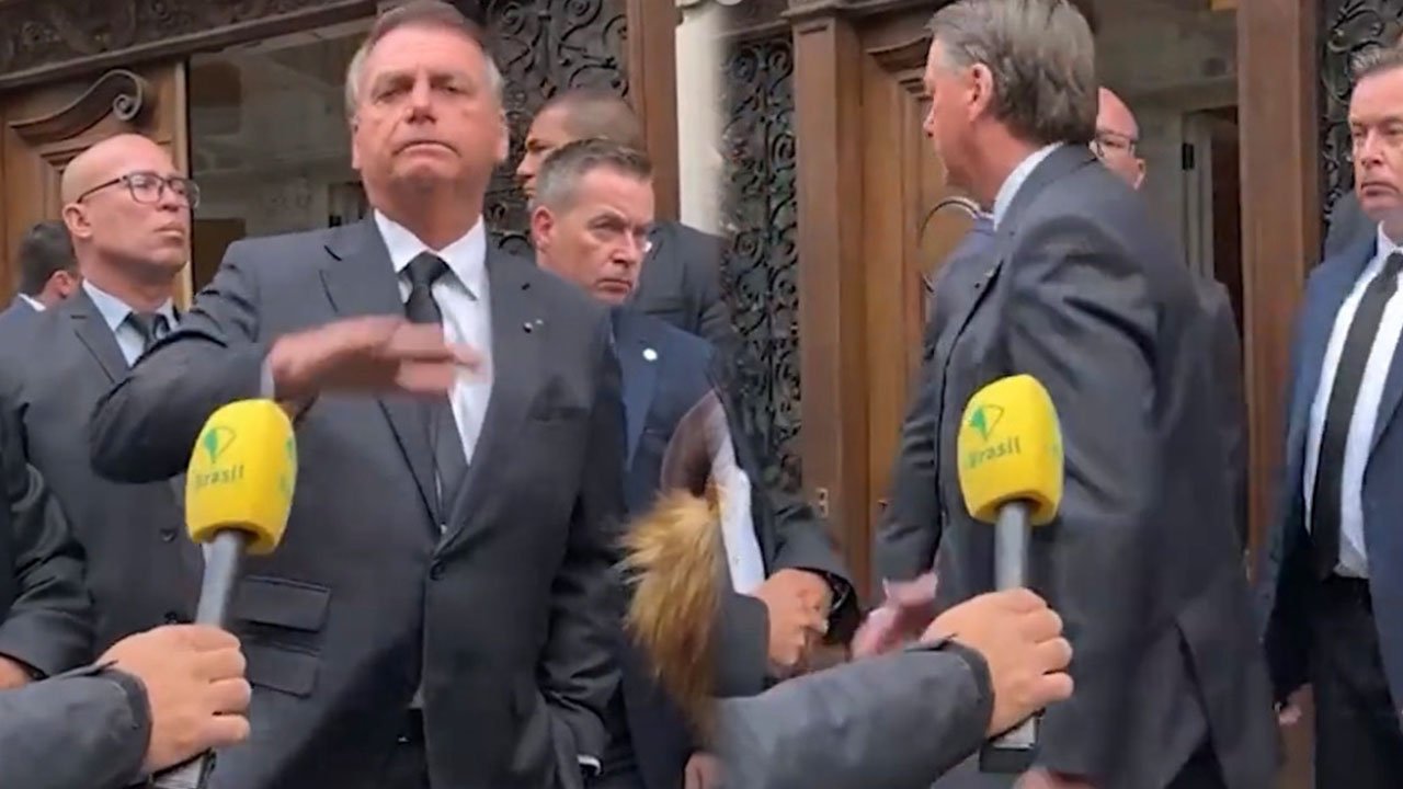 Bolsonaro ataca jornalistas em visita para o funeral da rainha - Foto: Reprodução