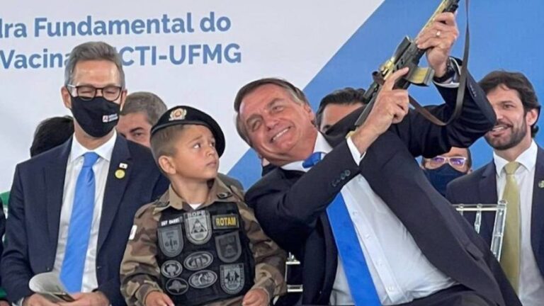 Bolsonaro e as armas. Presidente aponta fuzil ao lado de criança - Foto: Reprodução