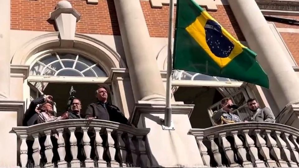 Desrespeito ao enterro da rainha: Bolsonaro faz comício na embaixada de Londres. Créditos: Twitter/Reprodução