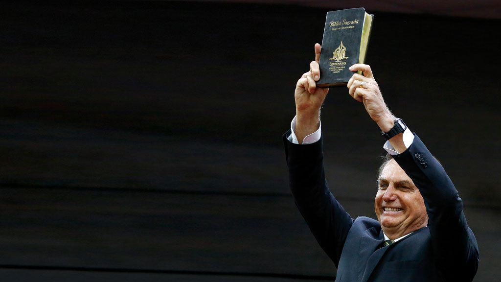 Bolsonaro com a Bíblia para agradar público neopentecostal