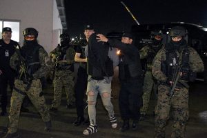 Fernando Sabag Montiel escoltado pela Polícia Aeroportuária após negar prestar declaração na terça-feira (6). - Policia de Seguridad Aeroportuaria Argentina