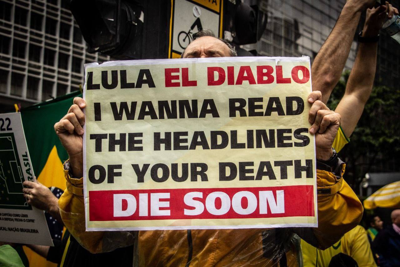 "Lula", o Diabo. Eu quero ler as manchetes da sua morte; morra logo": Comício na Paulista (Fotos: Emanuela Godoy)