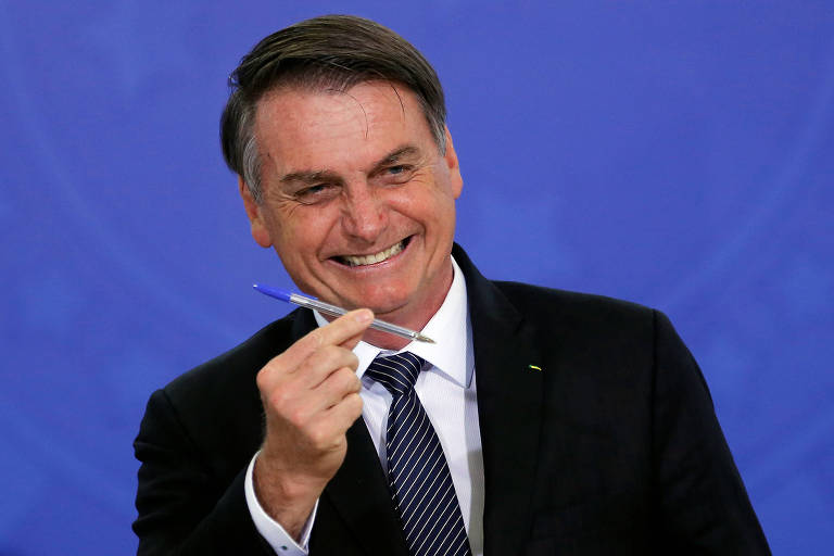 presidente Jair Bolsonaro exibe caneta - Foto:Adriano Machado/Reuters