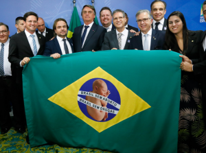 Bolsonaro com a bandeira do Brasil contra aborto e drogas. - Foto: Reprodução/ Twitter