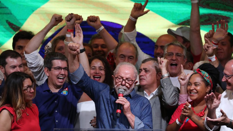 Lula comemora vitória com aliados, em seu primeiro discurso após a vitória