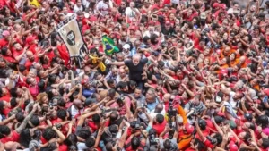 O ex-presidente Lula participa de ato em São Bernardo do Campo (SP) um dia após ser solto - Foto: Ricardo Stuckert