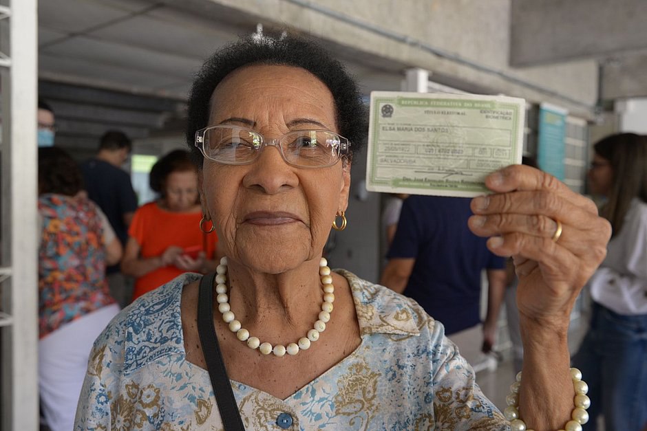Idosa votando em 2022 - Foto: Paula Fróes