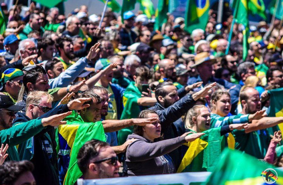 Bolsonaristas fazem gesto nazista enquanto cantam o hino nacional e usam camisas do Brasil - Foto: Reprodução